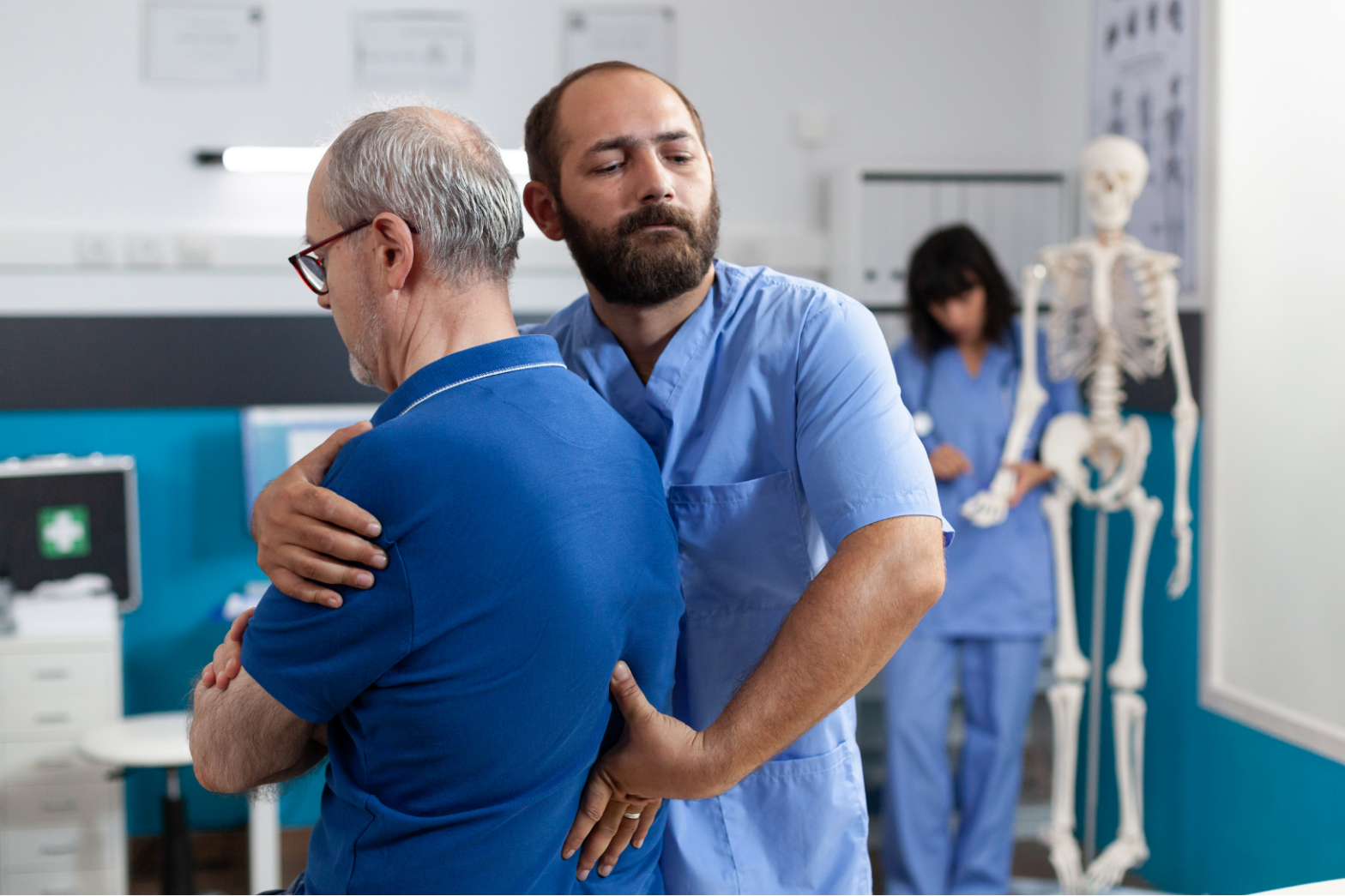 Médecin appuyant sur la colonne vertébrale d'un patient