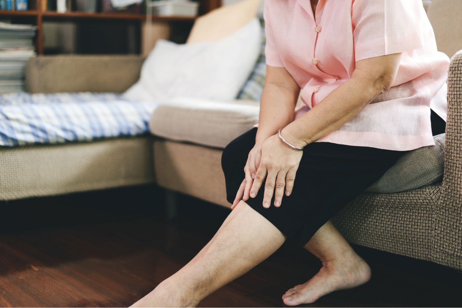 Femme sur son canapé souffrant d'arthrose