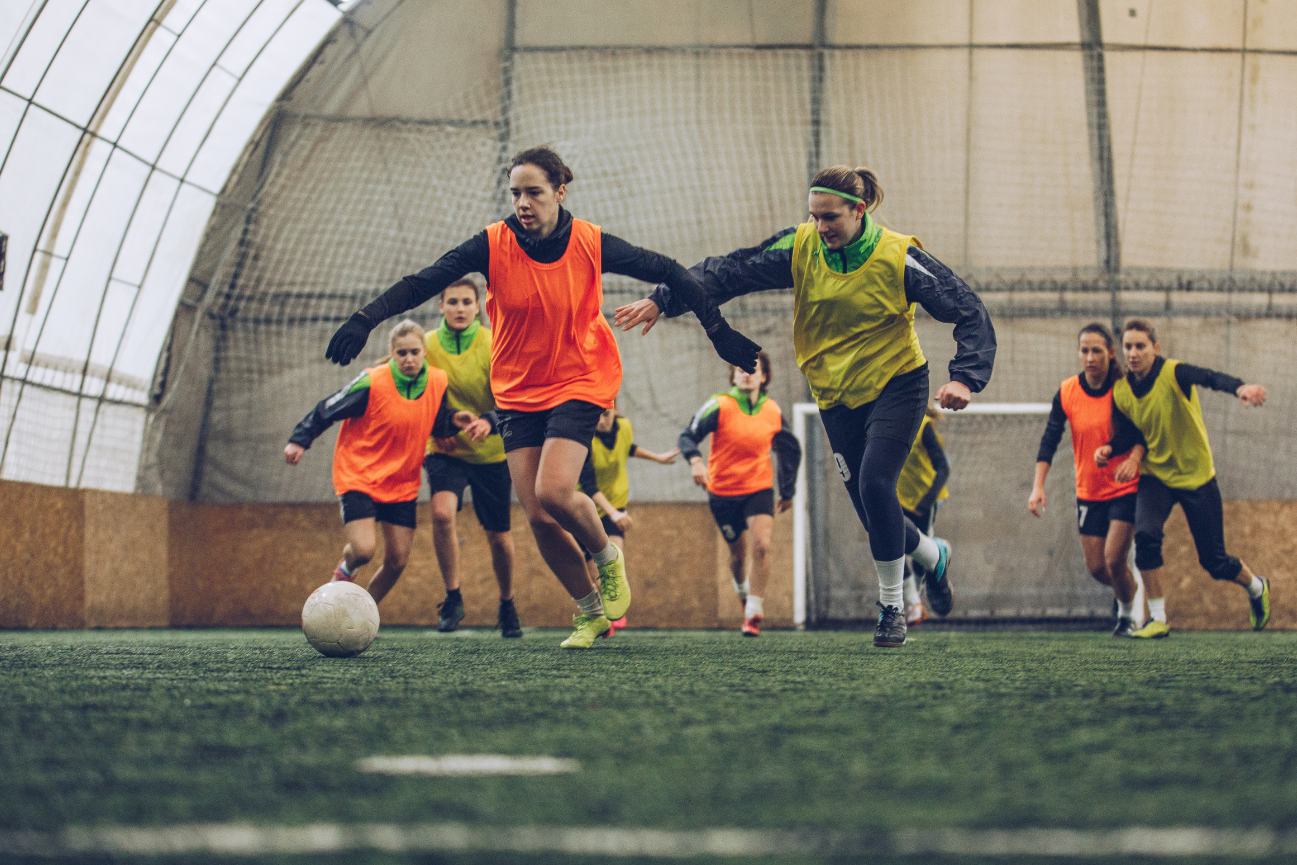 Groupe de femme entrain de jouer au foot