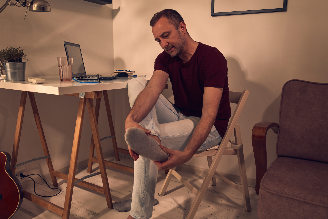 Homme ressentant de la douleur articulaire