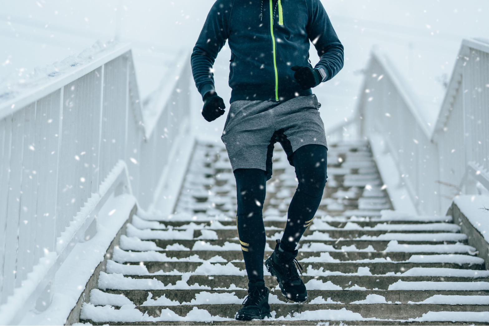 Homme faisant un footing sous la neige