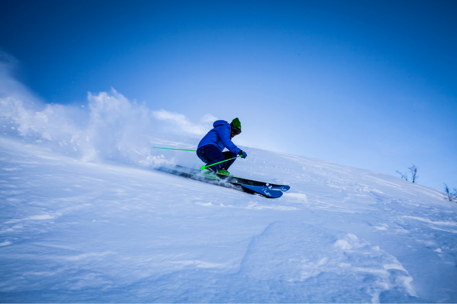 Homme entrain de faire du snowboard