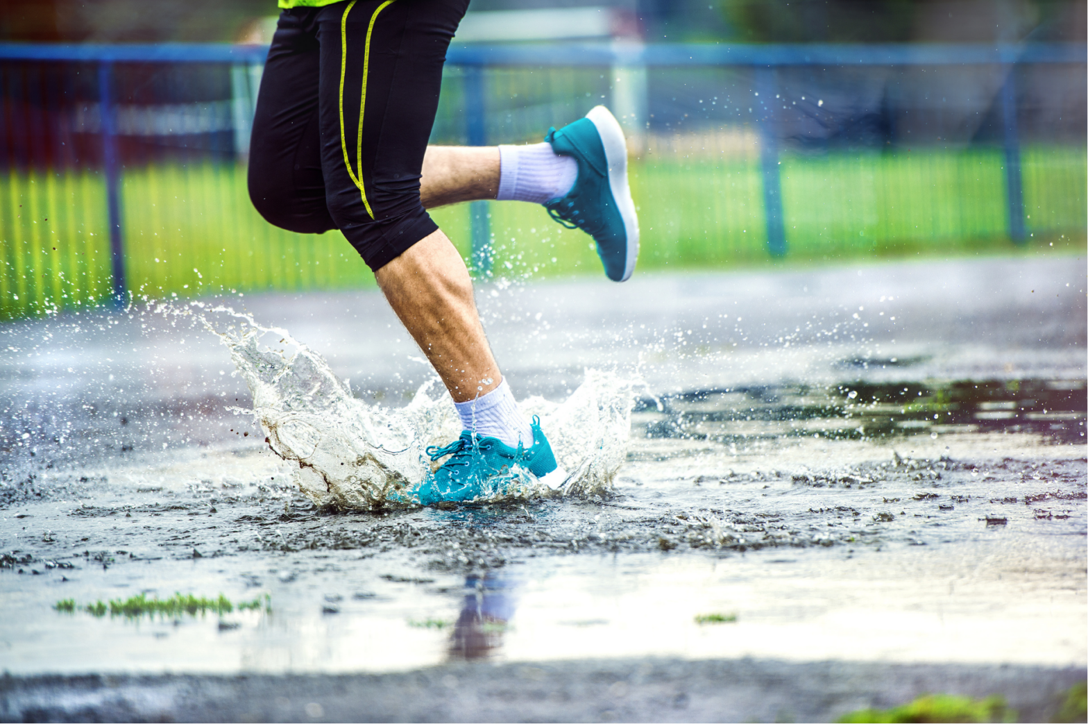 Homme qui court sous la pluie