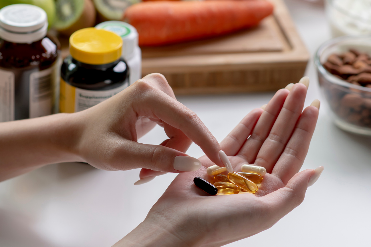 Femme prenant des compléments alimentaires dans ses mains