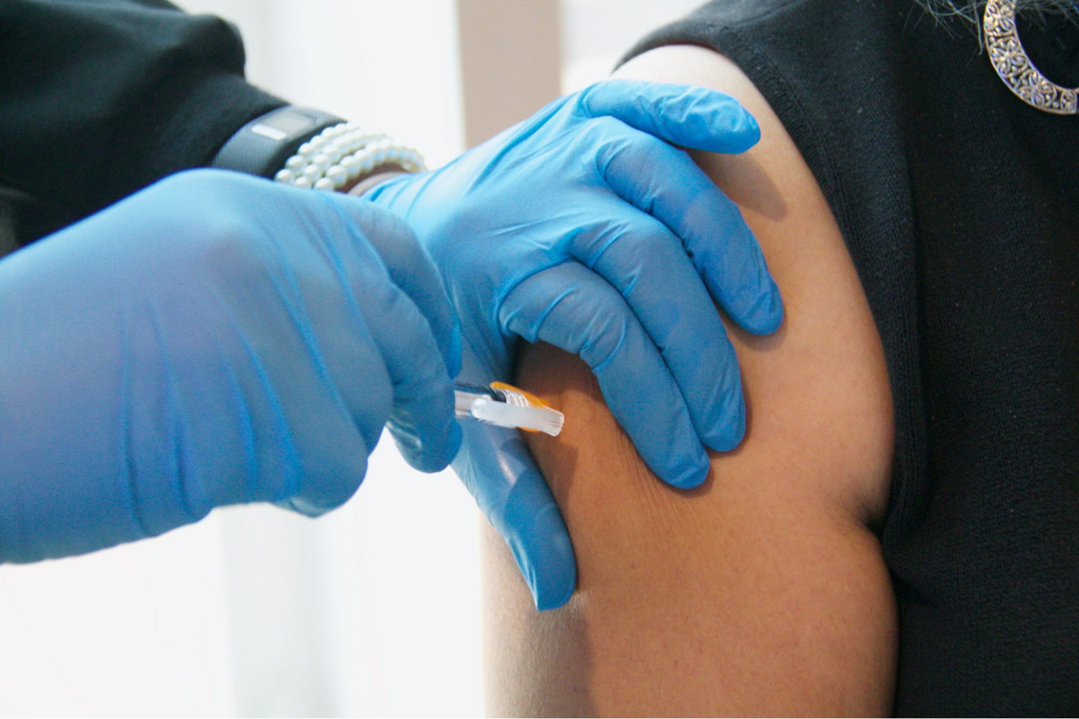 Médecin faisant une injection dans l'épaule