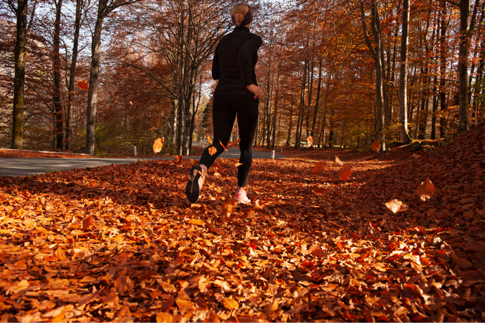 Femme faisant du jogging en automne