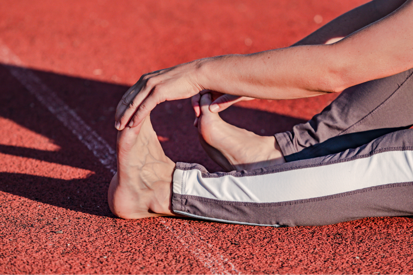 Sportive faisant des étirements
